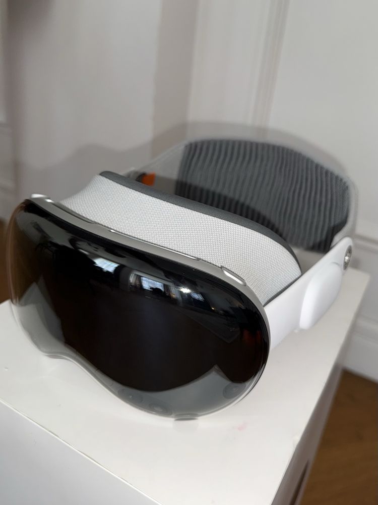 Apple Vision Pro 512GB - като нов, пълен комплек