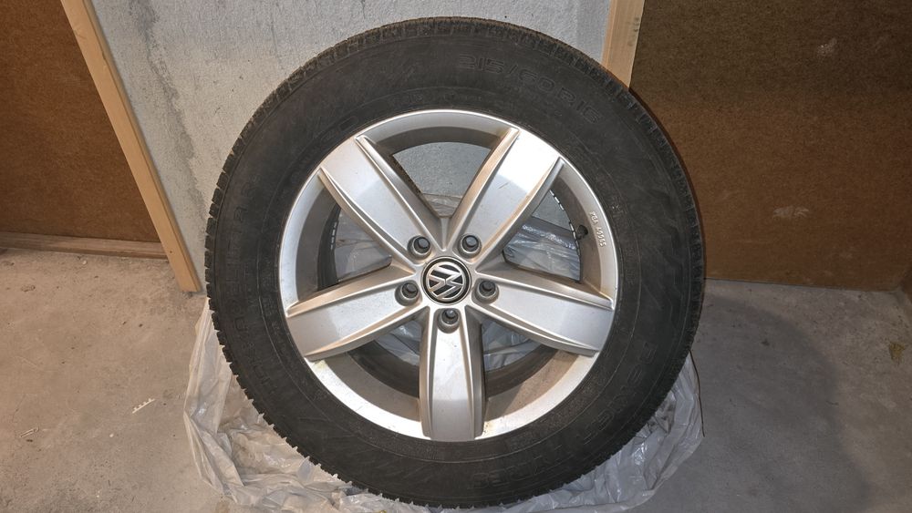 Зимни гуми 215 60 16" с оригинални джанти VW 5x112