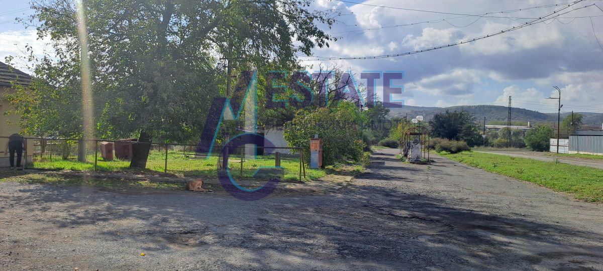 Работеща транспортна база с РЗП 46000 кв.м. и ЗП 1620 кв.м., ведно