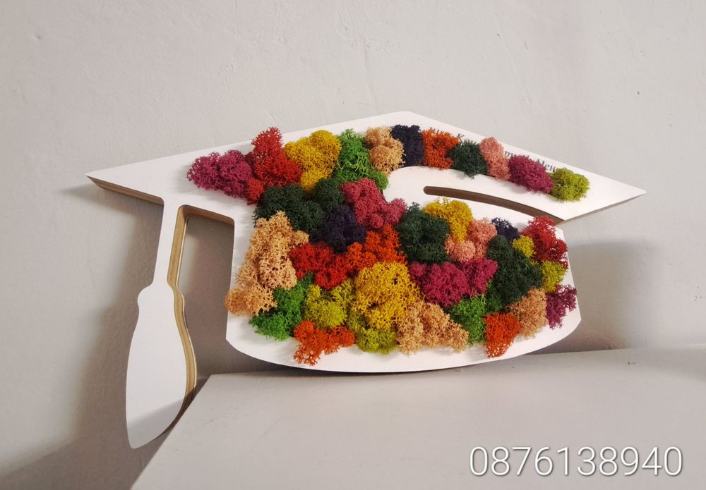 Подаръци, картини, тениски за любим човек.