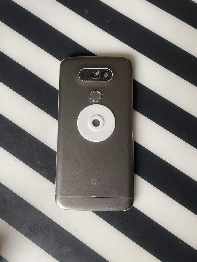 LG 5 Smartphone за части