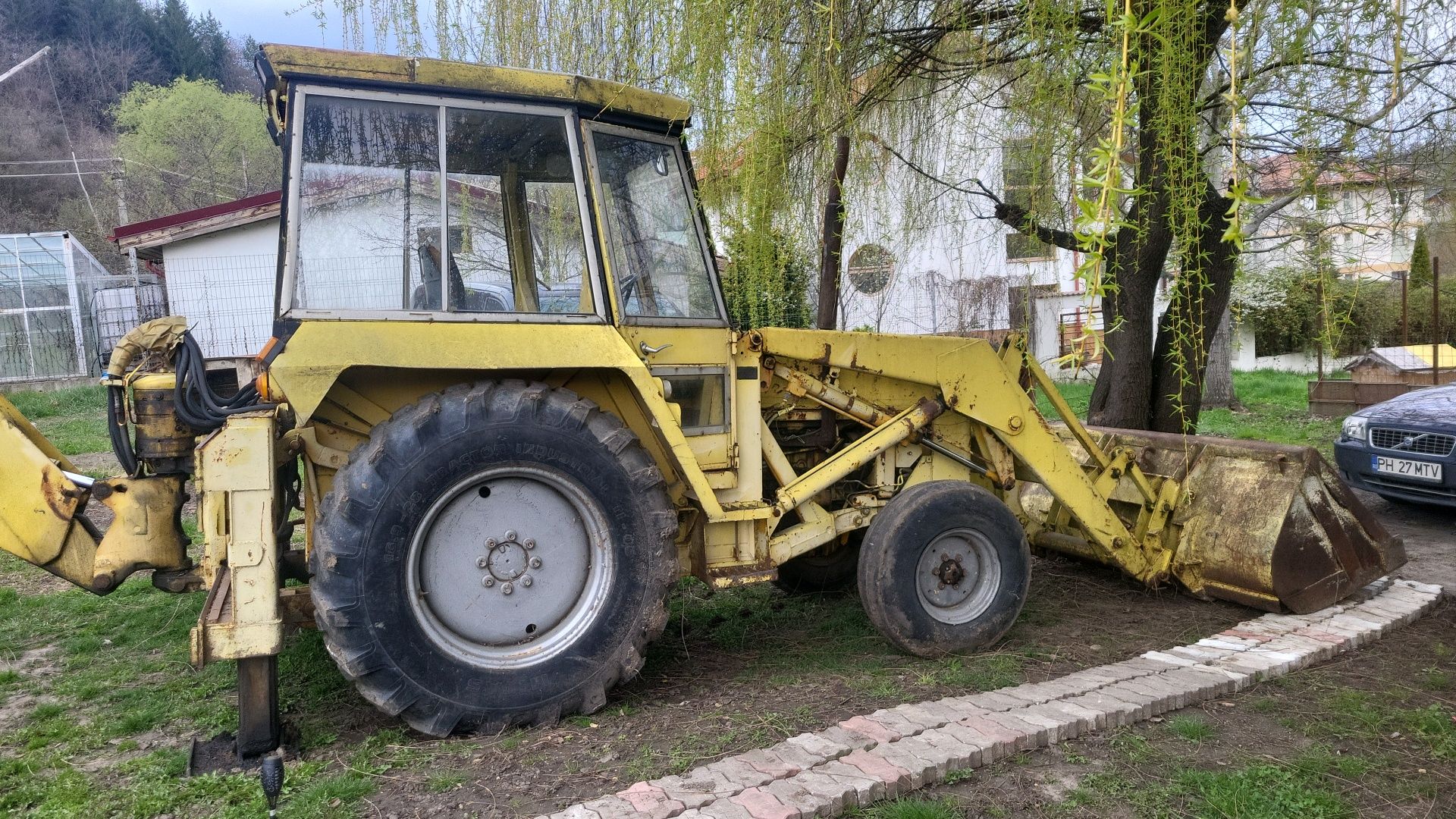 Buldoexcavator MF,schimb cu duba xxl sau autorulota.