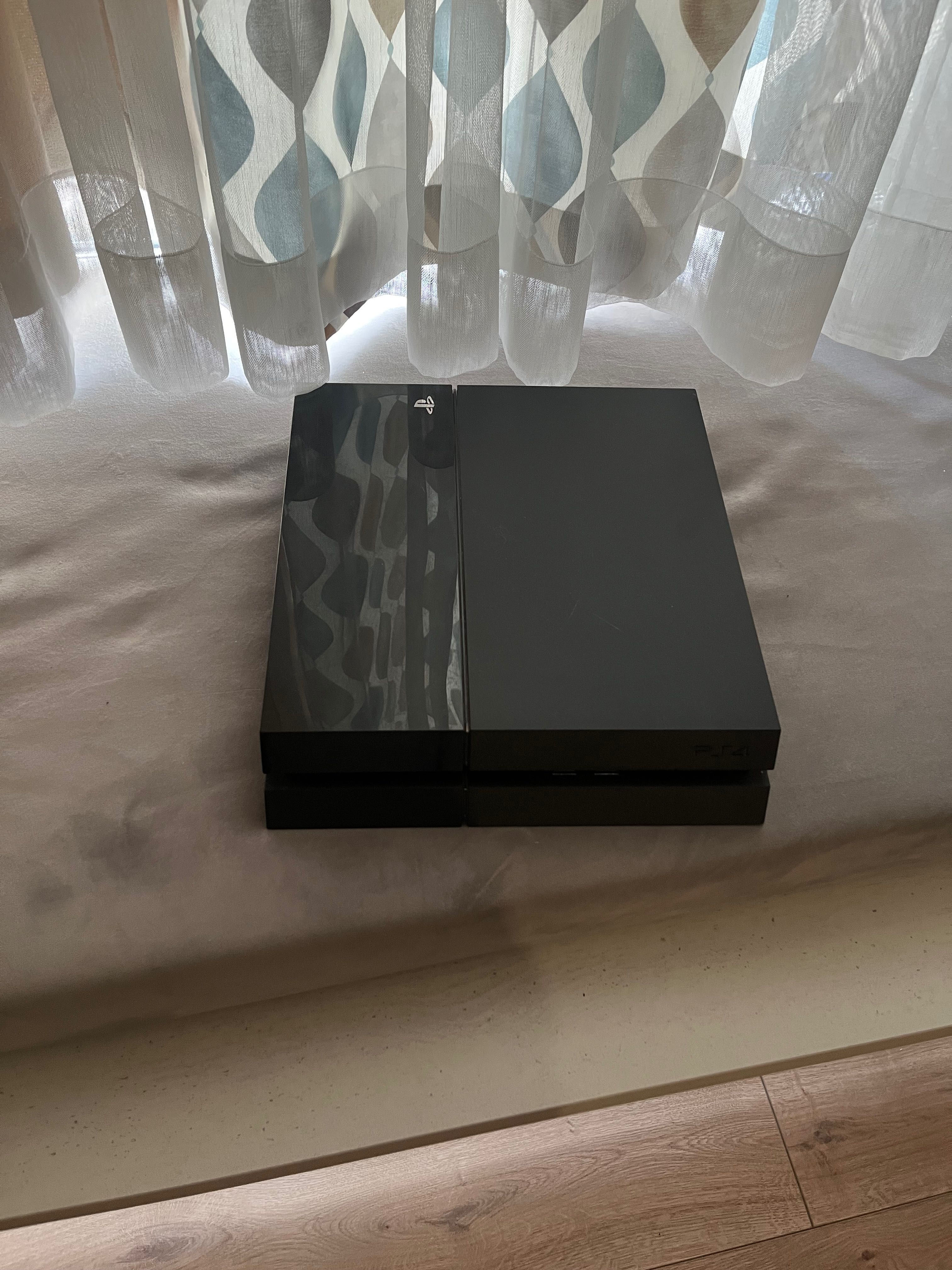 Продаю PlayStation 4