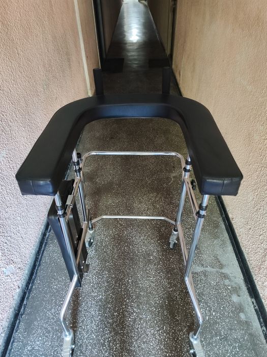 Cadru mobil ( cu 4 roti) cu sprijin pe brate