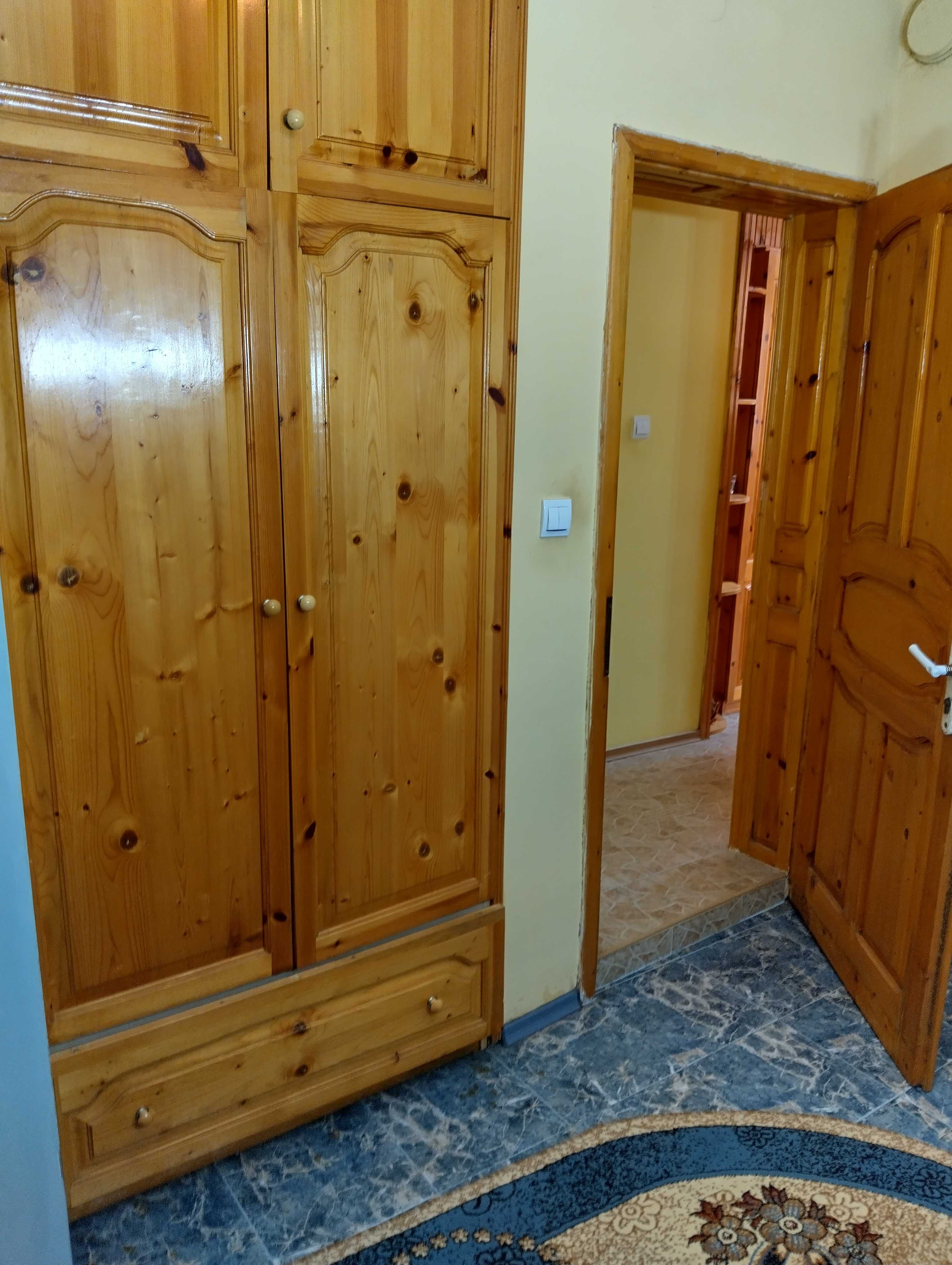 Продава къща в широк център