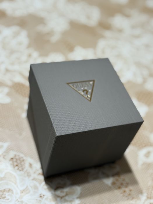 Чисто нов златен часовник GUESS с две години гаранция