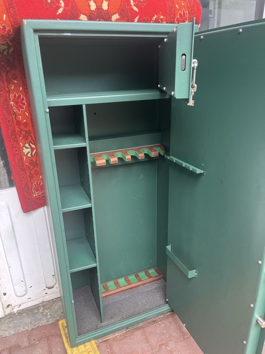 Dulap arme . Rastel .