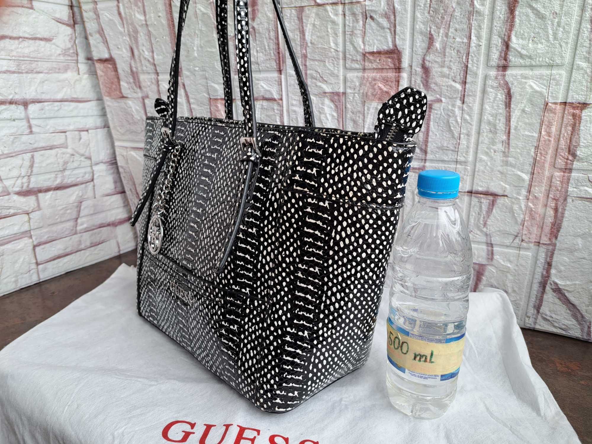 дамска чанта GUESS,черно /бяла