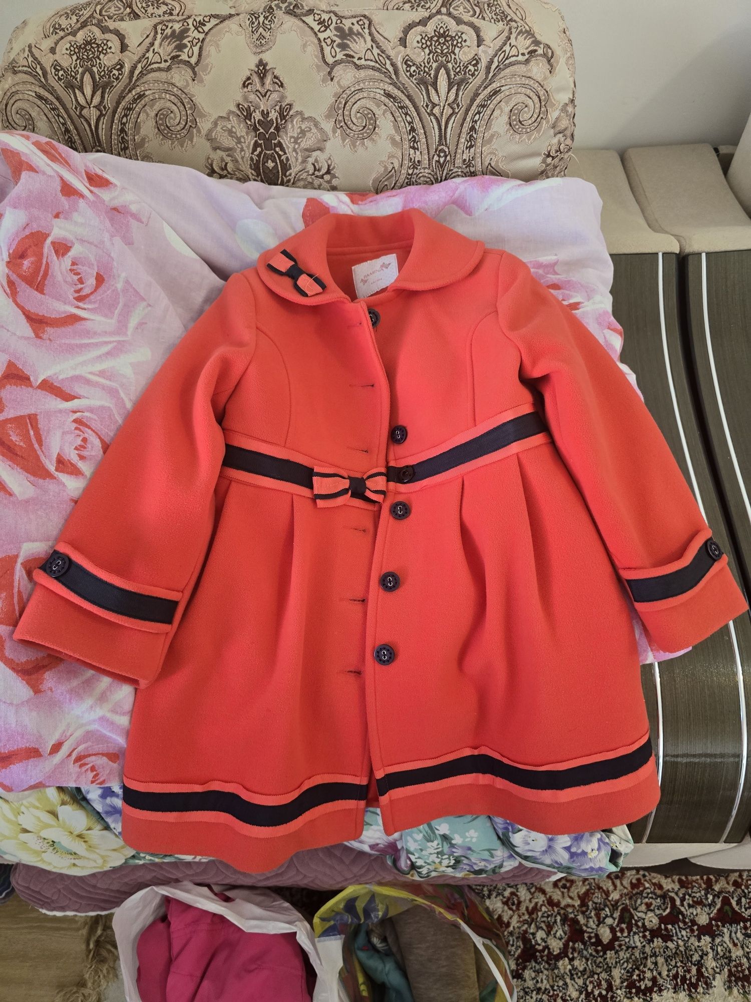 Пальто для девочки 5-6 лет