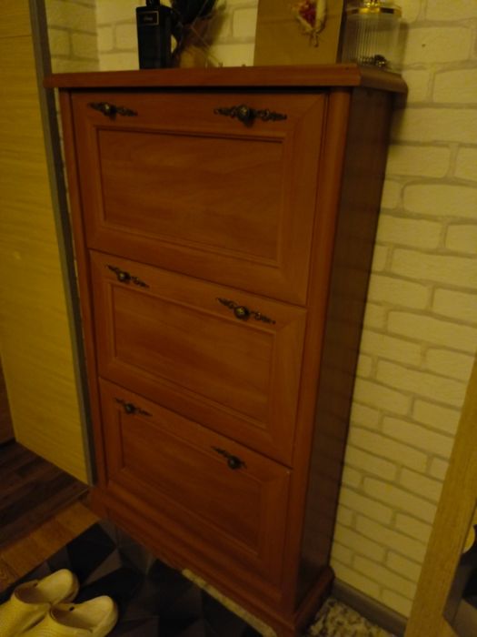 Продаётся обувница из дерева высокая и тонкая