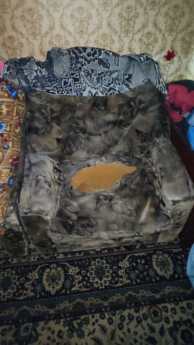 Продаю мебель, 2 кресла 1 стол, 2 телевизора