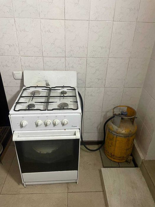 Продам газовую плиту б/у в хорошем состоянии с баллоном и без