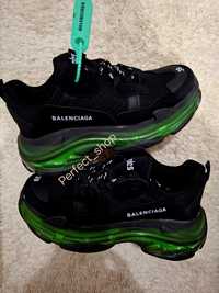 Марков модел Balenciaga triple S