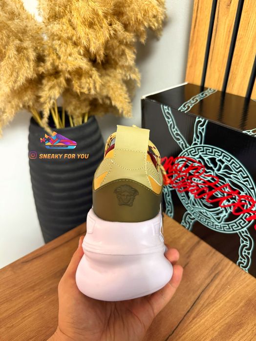 39-44 Versace Chain Reaction Brown