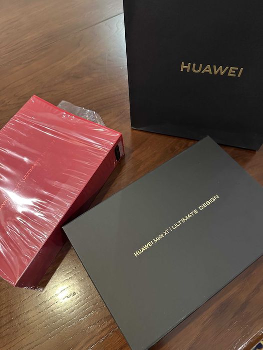 Huawei Mate XT (красный)