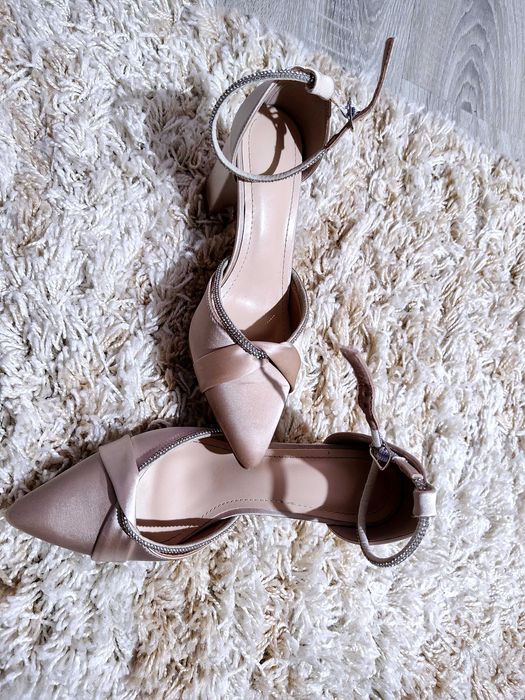 Обувки с ток-офоциални