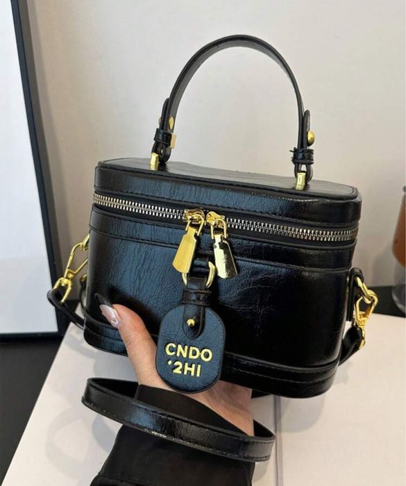 Нова черна чанта