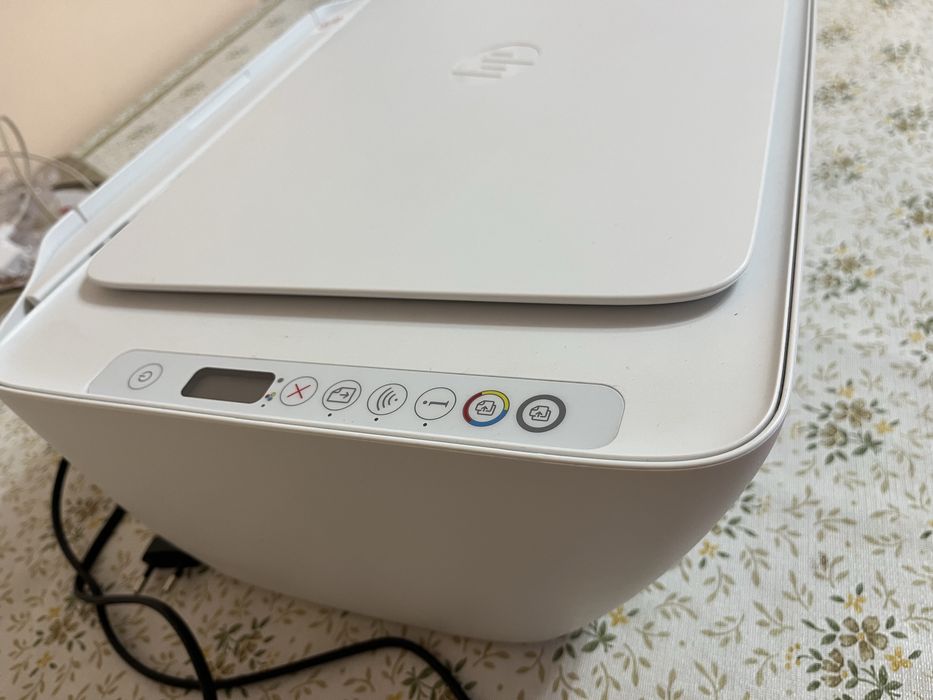 model multifuncțional HP DeskJet 2710e All-in-One.