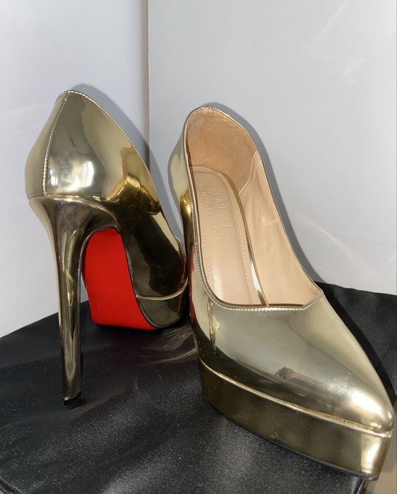 Дизайнерские золотые туфли на высоком каблуке