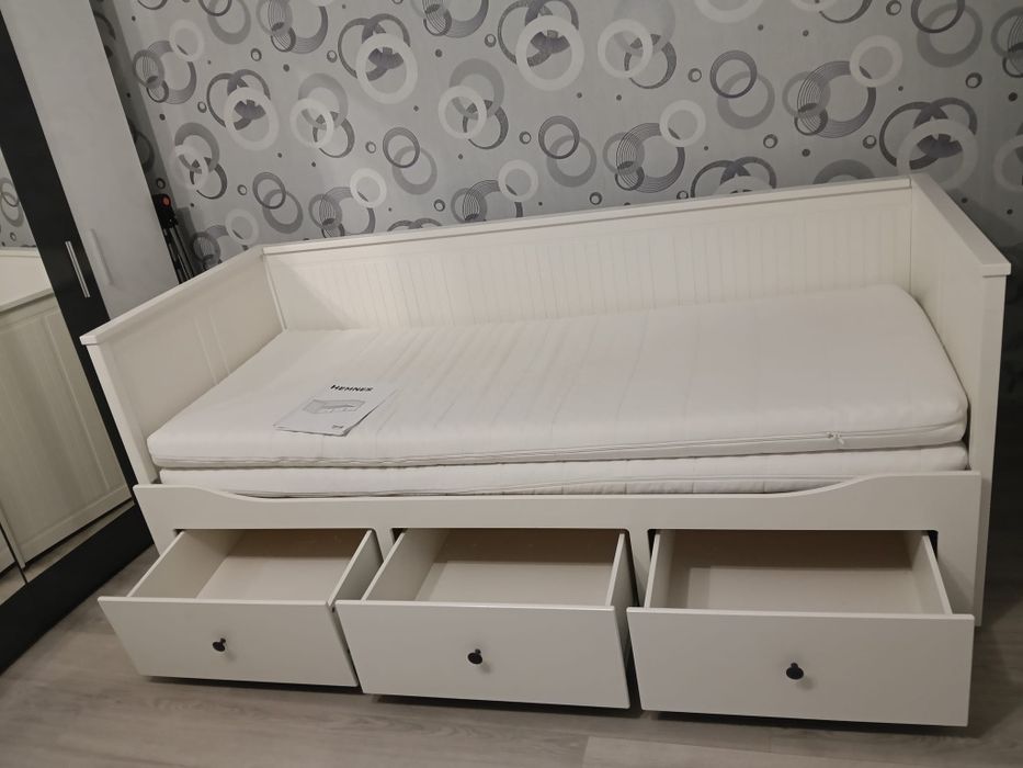 Pat extensibil 190 cm  x200cm ,culoarea alb ,două saltele stare bună