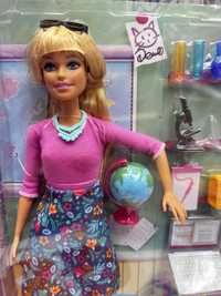 Papusa Barbie profesor