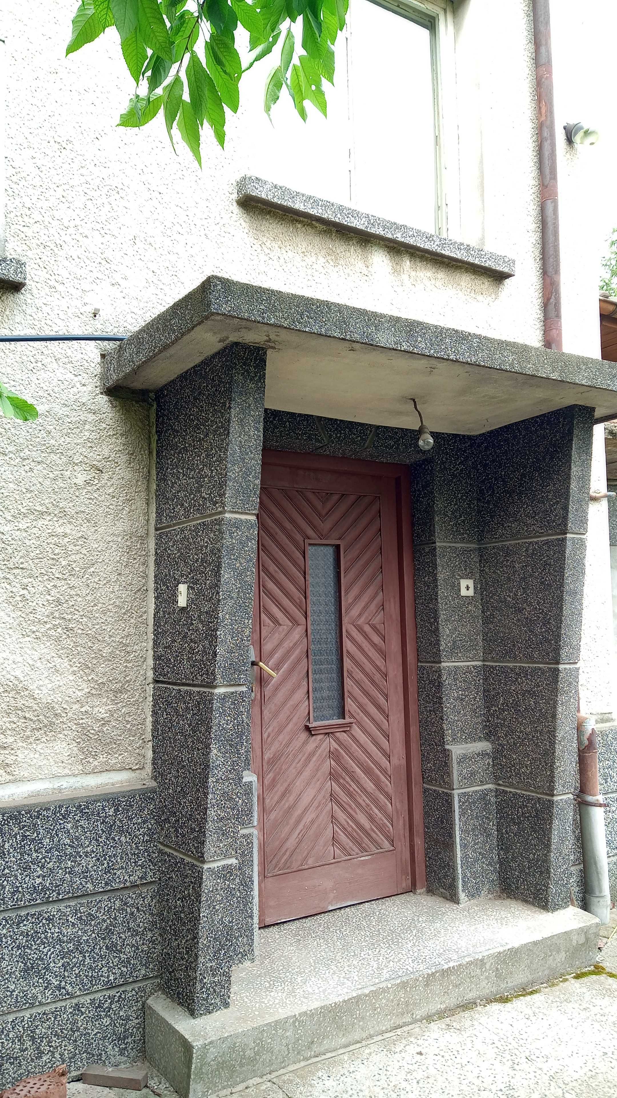 Продавам втори етаж от къща, заедно с лятна кухня и двор