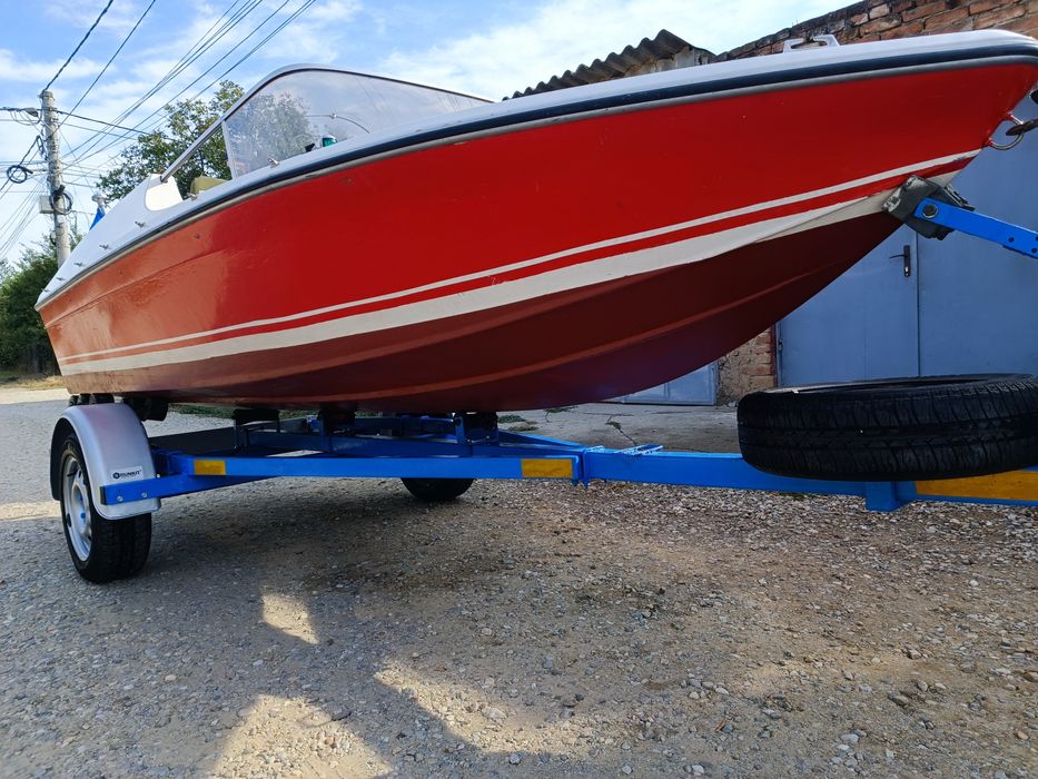 Vând barca cu motor + peridoc
