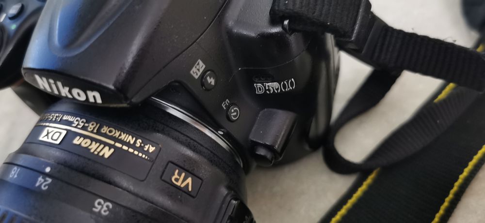 Aparat foto DSLR Nikon D5000, obiectiv 18-55mm f/3.5-5.6 AF-S DX VR