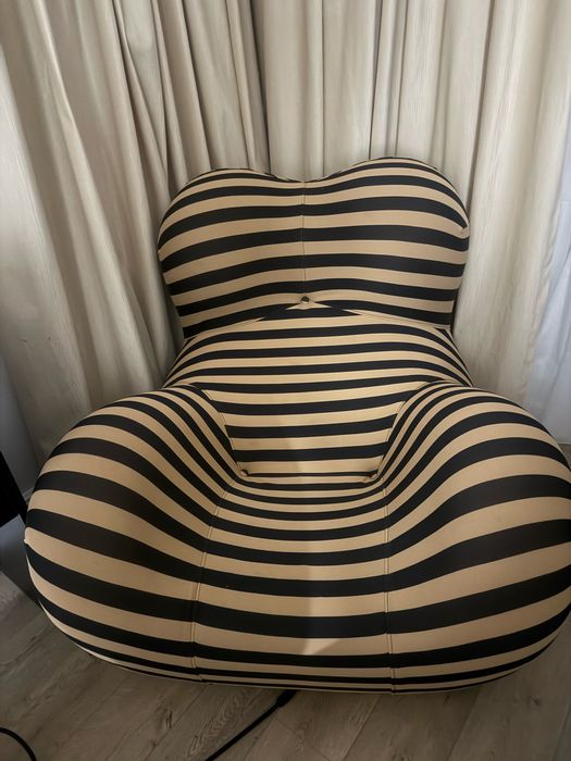 Vand Fotoliu cu dungi si bila stil minimalist