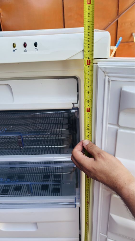Congelator vertical Zanussi ZFU 325WO, 205L, 7 compartimente