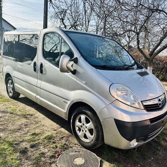 Opel vivaro  tour 2,0 dci 8 locuri  ( trafic ,prima star)