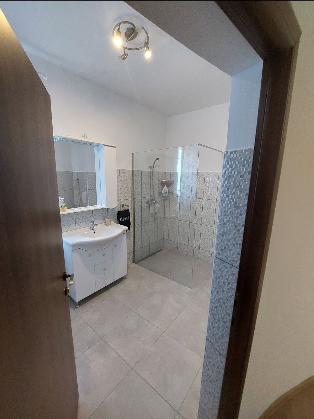 Apartament cu 2 Camere la curte. Cazare in regim hotelier