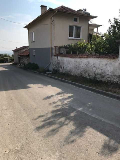 Продавам къща с двор !