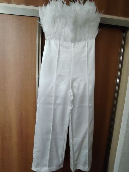 Бял сатенен гащеризон с пера