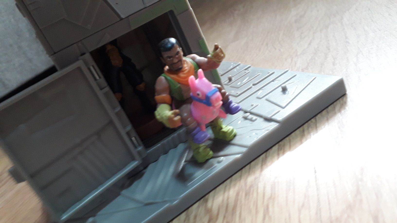 Jucărie turn Fortnite cu figurine skinuri