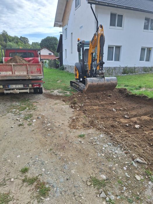 Execut excavații cu miniexcavatorul și transport basculabil