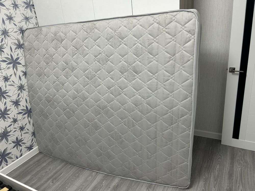 Продам двухспальную кровать + матрас