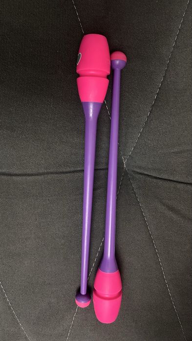 Булавы . Мяч в отлчном состоянии .