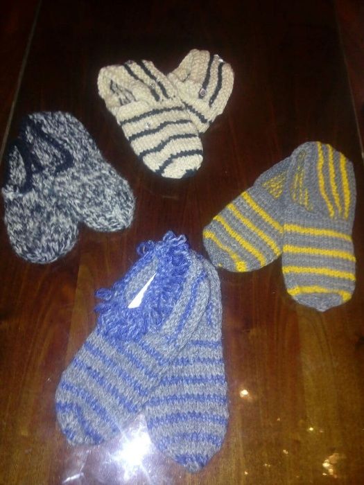 Вязанные детские шерстяные и акриловые пинетки , тапочки и носки