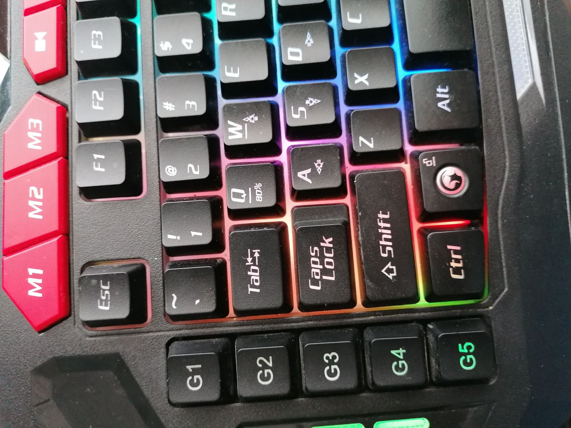 Tastatura și căști gaming