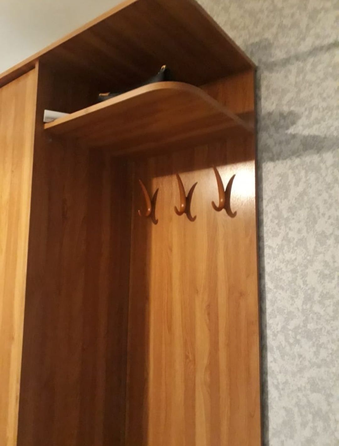 Продам прихожую из дерева