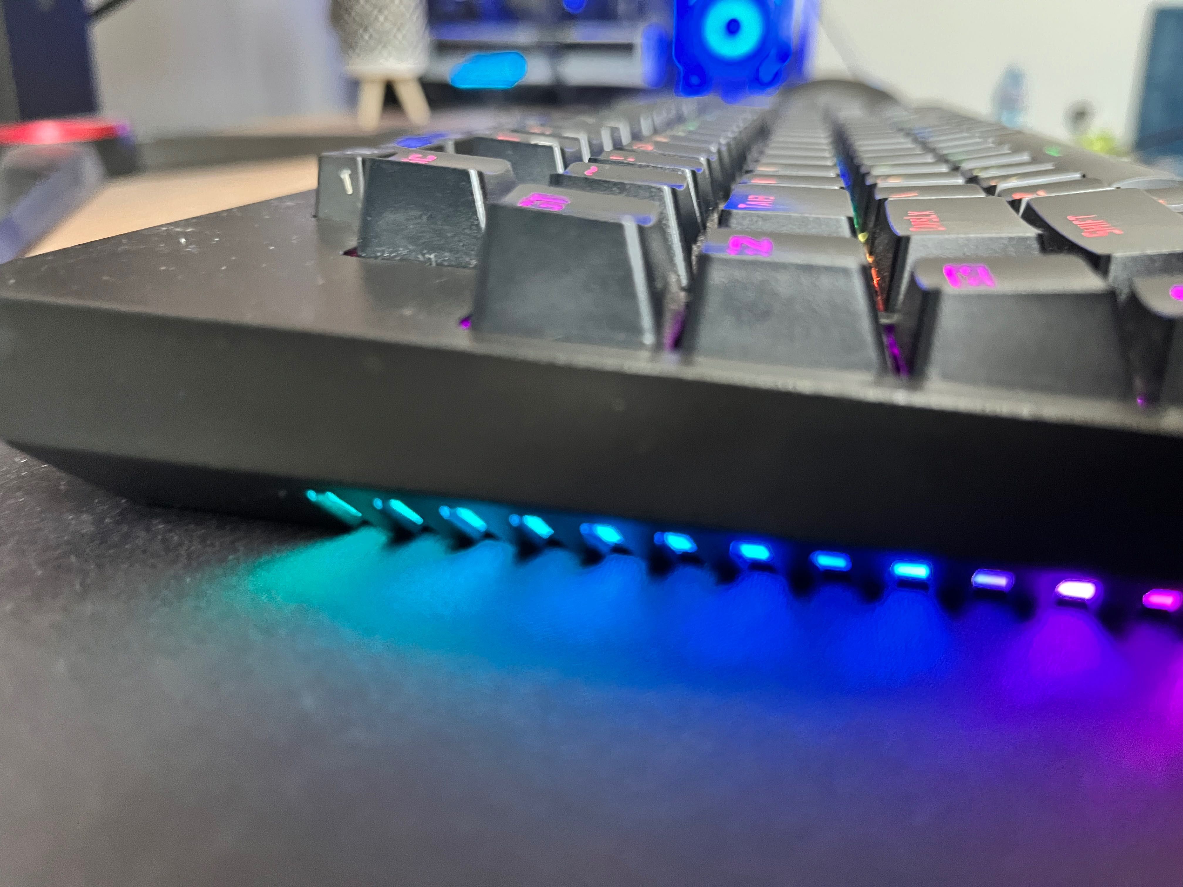 Продавам геймърска клавиатура  Redragon K586 BRAHMA RGB