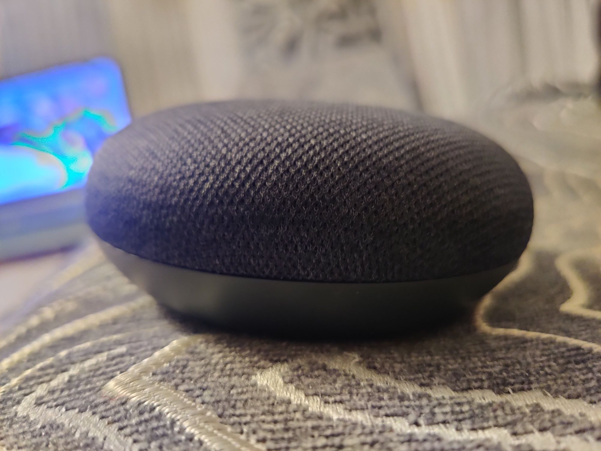 Умная колонка Google Home Mini на аккумуляторном блоке