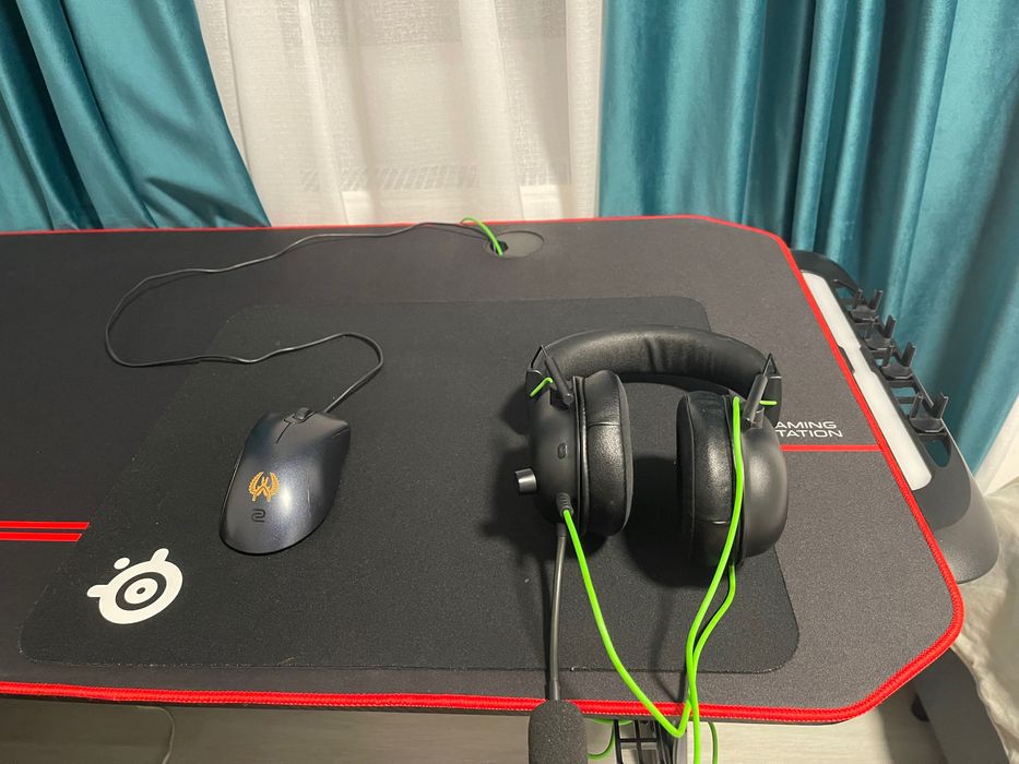 Masă de gaming, mouse și căști