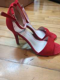 Sandale roșii si pantofi negri