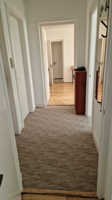 Inchiriez apartament cu trei camere, complet renovata, zona cornisa.