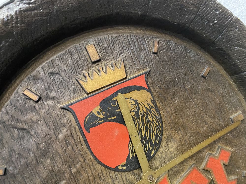 Стара немска реклама на бира с часовник на ток