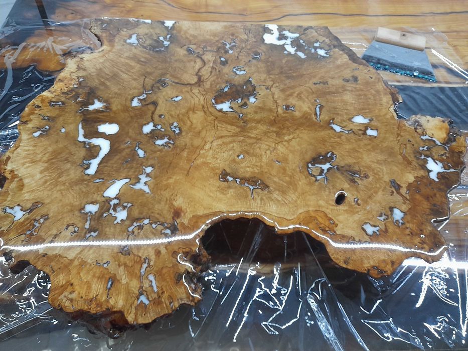Маси и плотове от епоксидна смола и масивна дървесина