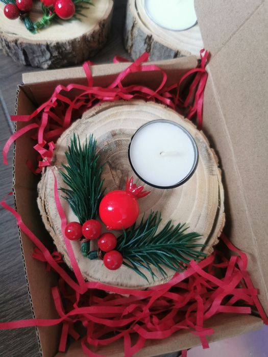 Коледни свещи с дървена подложка