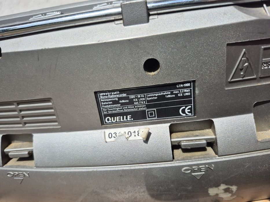 Radio Casetofon mono marca Universum model CRT- 1000